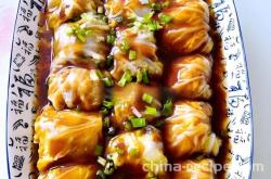 The method of steaming cabbage meat rolls