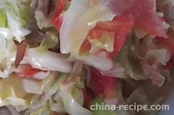 The method of stir frying cabbage with tomato oil residue