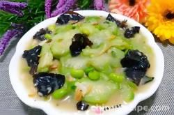 The method of cooking luffa with edamame and fungus