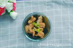 The method of stewing pork ribs with seaweed