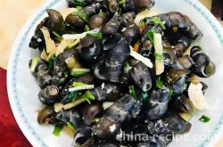 The method of stewing long tube snails in vinegar with dregs