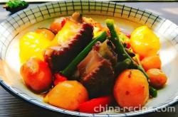 The method of braising pork ribs with small potatoes