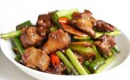 The method of stir frying garlic sprouts with Korean style sauce pork ribs