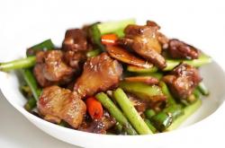 The method of stir frying garlic sprouts with Korean style sauce pork ribs