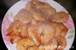 The method of stir frying shrimp with garlic and chili sauce