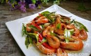The method of stir frying shrimp with tender orange leaves