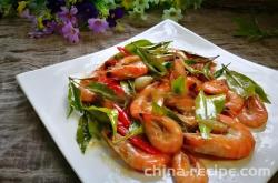 The method of stir frying shrimp with tender orange leaves
