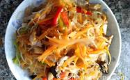 The method of stir frying vermicelli with carrot and lean meat