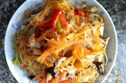 The method of stir frying vermicelli with carrot and lean meat