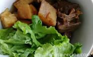 The method of stewing pork ribs with white sweet potatoes