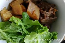 The method of stewing pork ribs with white sweet potatoes