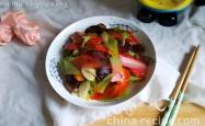 The method of stir frying sausage with lettuce, ginger, and carrots