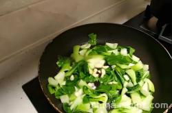 The method of stir frying Shanghai green with garlic