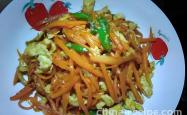 The recipe for stir frying eggs with shredded carrots
