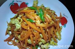 The recipe for stir frying eggs with shredded carrots