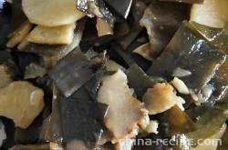 The method of stewing seaweed with potatoes