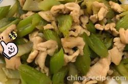 The recipe for stir frying chicken breast with celery