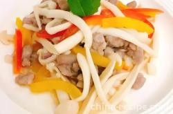 The method of stir frying minced meat with seafood mushrooms
