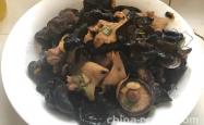The method of stir frying pork slices with black fungus and shiitake mushrooms
