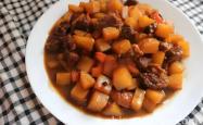 The method of stewing lamb and potatoes