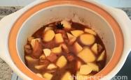 The recipe for making pork belly with potatoes