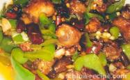 The method of stir frying diced chicken wings with chili pepper