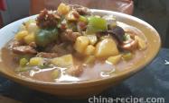 The method of stir frying chicken with potatoes