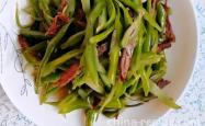 The method of stir frying braised beef with green beans