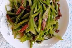 The method of stir frying braised beef with green beans