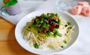 The method of mixing green peppers and shredded potatoes with fermented black beans