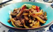 The method of stir frying shredded pork with spicy pickled vegetables