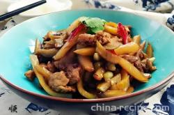 The method of stir frying shredded pork with spicy pickled vegetables