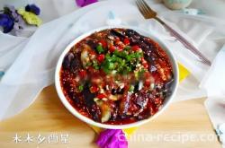 The method of hand tearing eggplant with cold salad
