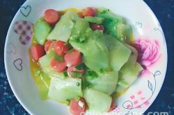 The recipe for stir frying small sausages with cucumber