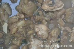 The method of stewing eggplant with chicken wings