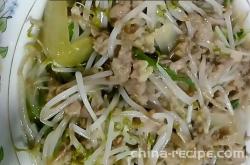 The method of stir frying minced meat with bean sprouts