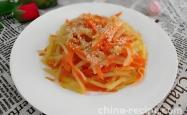 The method of stir frying shredded potatoes with carrots