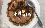 The method of using thick chicken sauce to cover rice