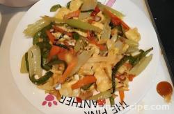 The method of stir frying eggs with celery