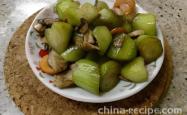 The recipe of mixing loofah with steak mushroom
