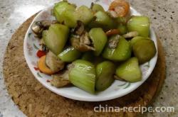 The recipe of mixing loofah with steak mushroom
