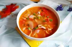 The practice of tomato and cucumber Sliced pork soup