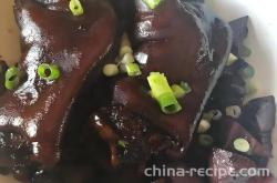 The method of making lotus root pig feet