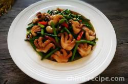 The method of stir frying octopus with leek moss