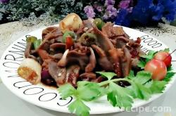 The method of soaking lotus root with chicken gizzards with mountain pepper