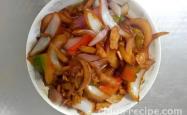 The method of stir frying pork slices with onions