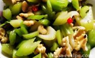 The method of stir frying walnuts with celery