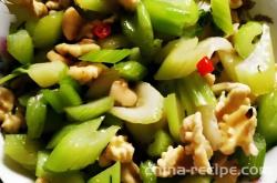 The method of stir frying walnuts with celery