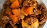 The recipe for stewing potatoes and carrots with duck legs