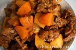 The recipe for stewing potatoes and carrots with duck legs